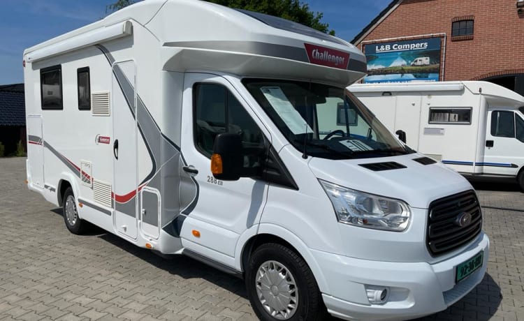 4 pers. Challenger. Ruime, moderne en luxe camper met AIRCO en 2x TV.