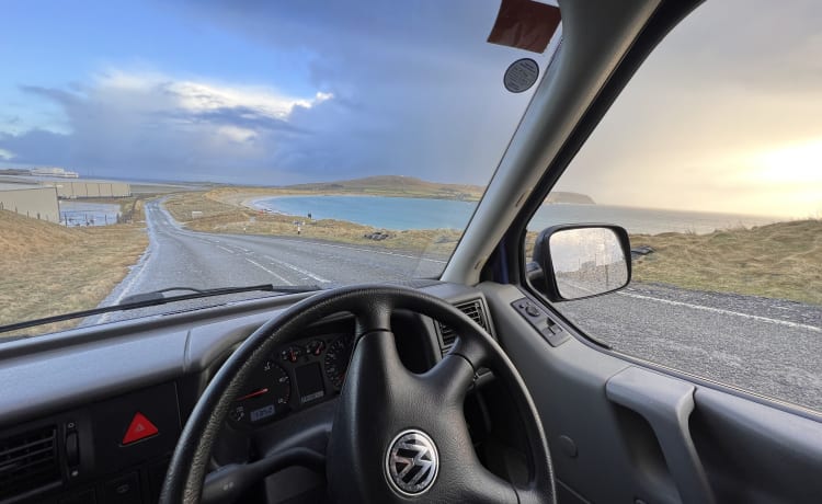 Klassieke Volkswagen T4 met auto en hoogwaardige uitrusting