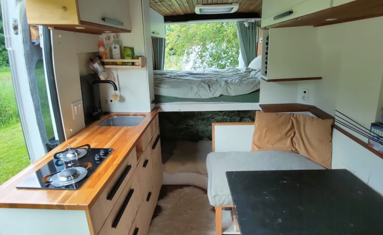 VanScheef – Mega cozy 3p Off-grid self-build camper