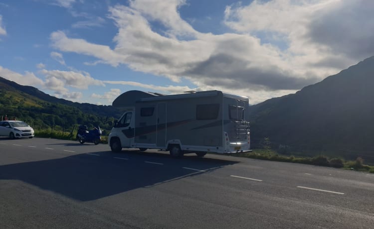 The Adventurer – 6 berth Peugeot AutoQuest 180 