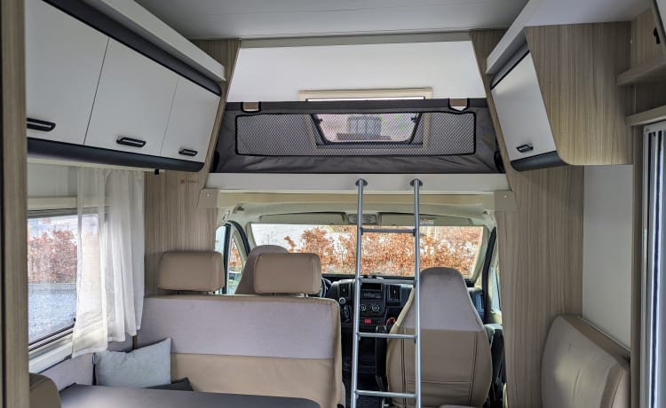 6p recente familie camper uit 2021 - Sun Living alcove