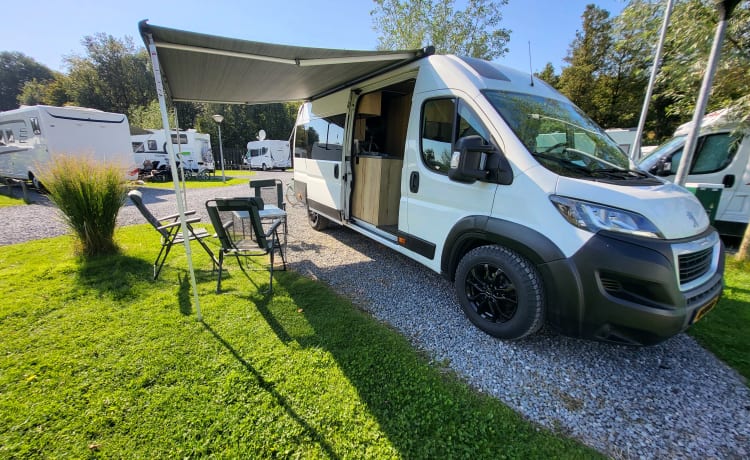 Camperbus avontuurlijke familiecamper 4 personen