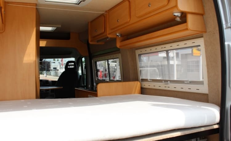 2 persoons compacte bus camper met groot vast bed.