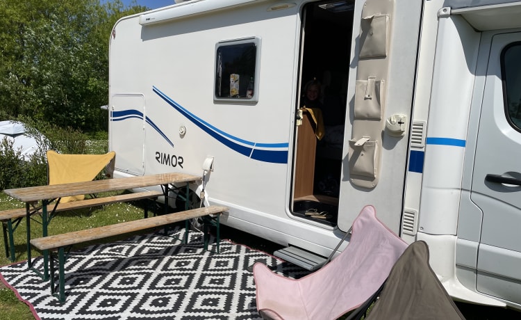 Koos – Accogliente camper alcova 5p del 2015