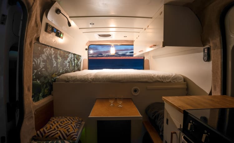 Zonnewijzer – Moderne Full Off-Grid Camperbus met Solar, Nespresso, Oven en meer!