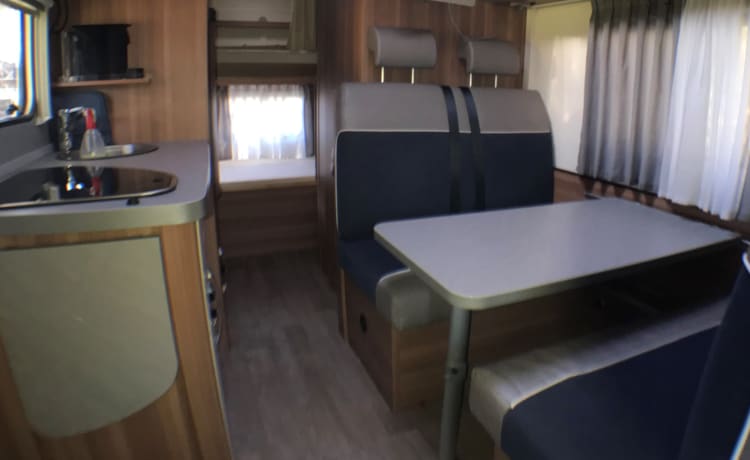 6-person family camper with a powerful 150 hp engine