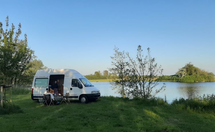 Hippiebus – Handgefertigter wirklich schöner Hippievan mit Sonnenkollektoren