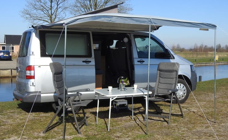 VW T5 2012 Unique layout, wide and comfortable bed (205x150cm)