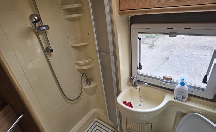 Matiax98 – Noleggio Camper Mansardato Ford Transit 