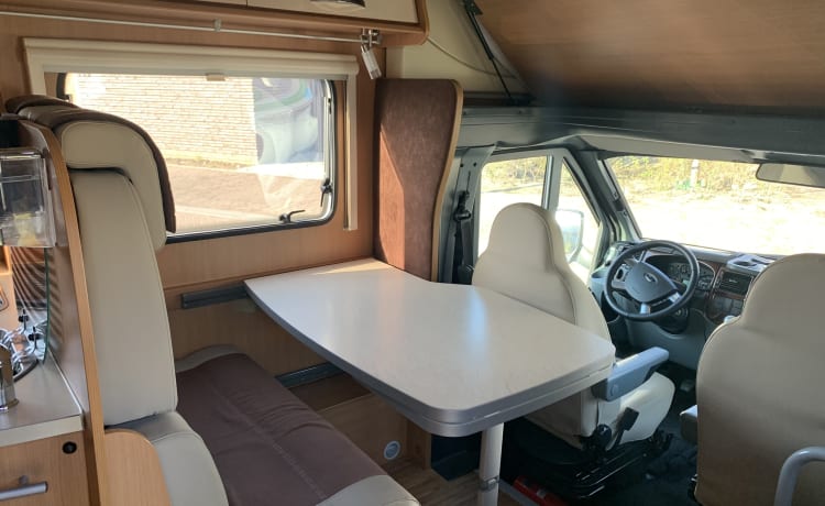 Bennie – Camper familiare Benimar Alcove - 5 persone - Incluso inventario e assicurazione