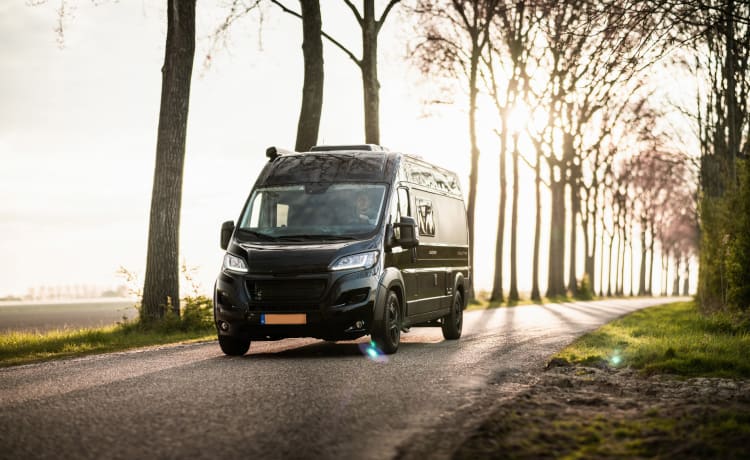 Zomer avontuur met deze all black edition Tourne Mobil camper.