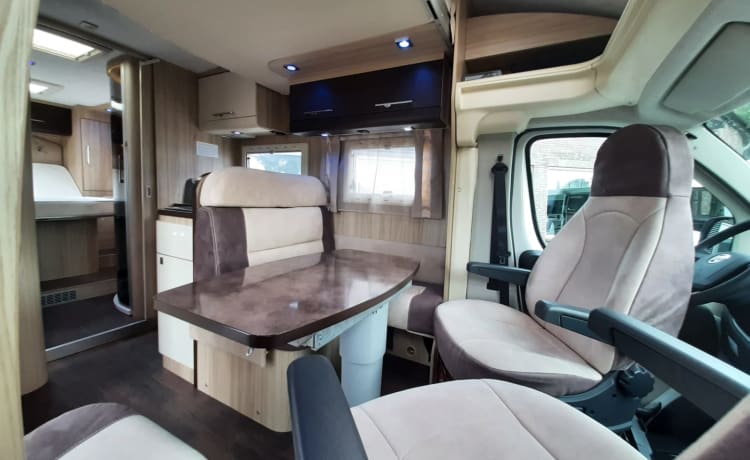 CI X-TIL – Very luxurious 4 person camper with queen bed and pull-down bed, lots of storage space