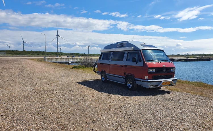 Originale Volkswagen T3 Dehler retrò con attrezzatura da campeggio completa.