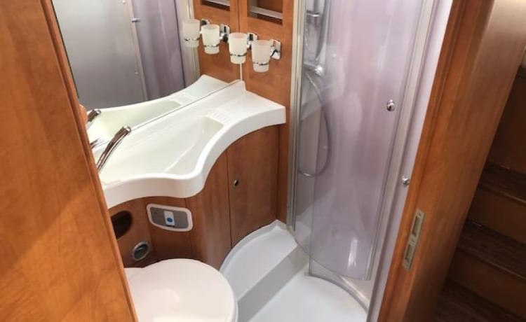 Luxe! 5 persoons Carthago Tourer integraal camper