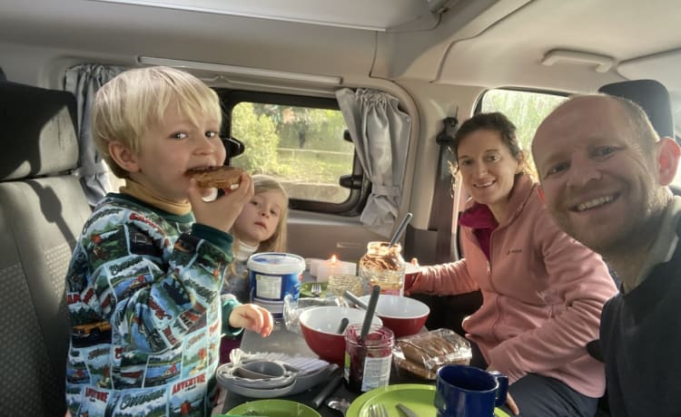 D'eropuit – Nieuwe campervan Ford Nugget Plus met hoogdak en toilet - 4 personen