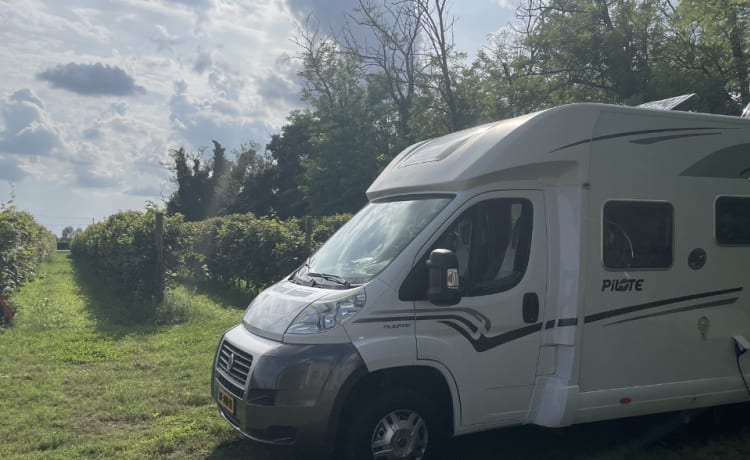 Camping-car Pilote de luxe spacieux pour 4 personnes, nombreux extras, lit Queen, demi-intégral, 2013