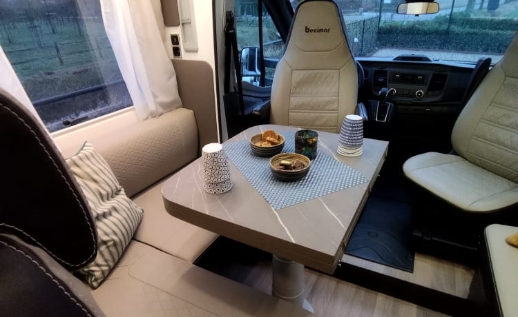 Vrijheid – Luxe Benimar Cocoon 496 Automaat camper 4 persoons