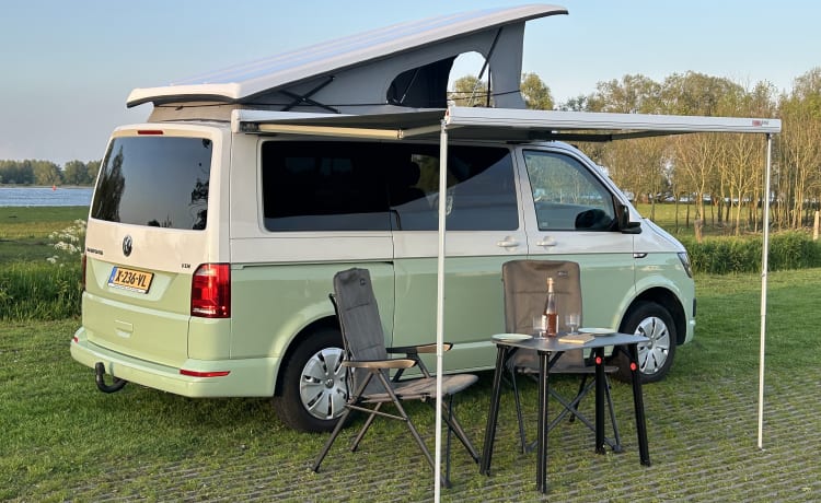 Olaf – Volkswagen Transporter T6 4-persoons retro-groen met slaaphefdak