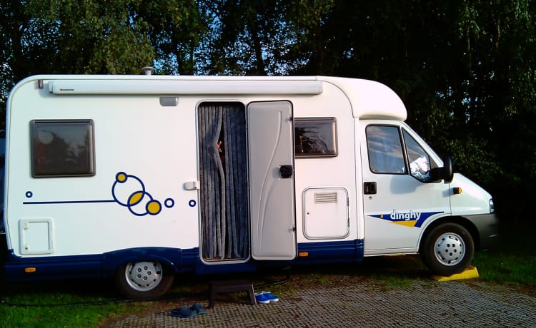 Dinghy  – Zeer nette en gezellige camper voor 2 personen  met voldoende bergruimte.