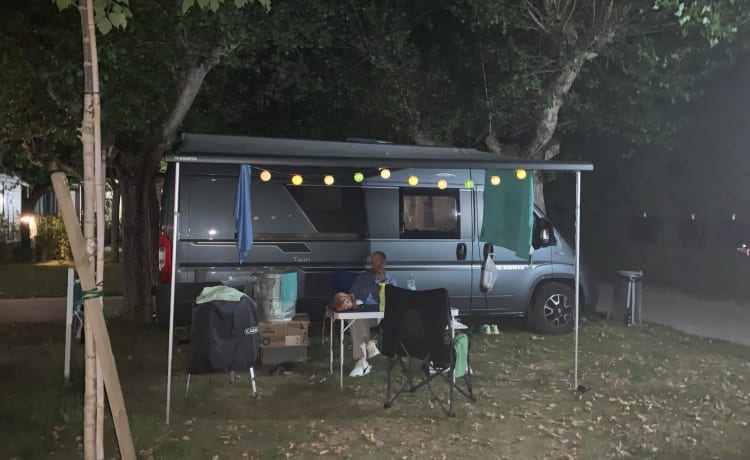 Adria Twin Family Van pour 4 personnes