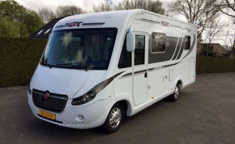 Super mooie Pilote integraal camper met 4 slaapplaatsen