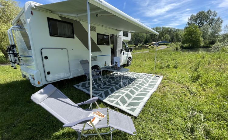 Queen A - Camping-car en alcôve moderne et luxueux pour 6 personnes