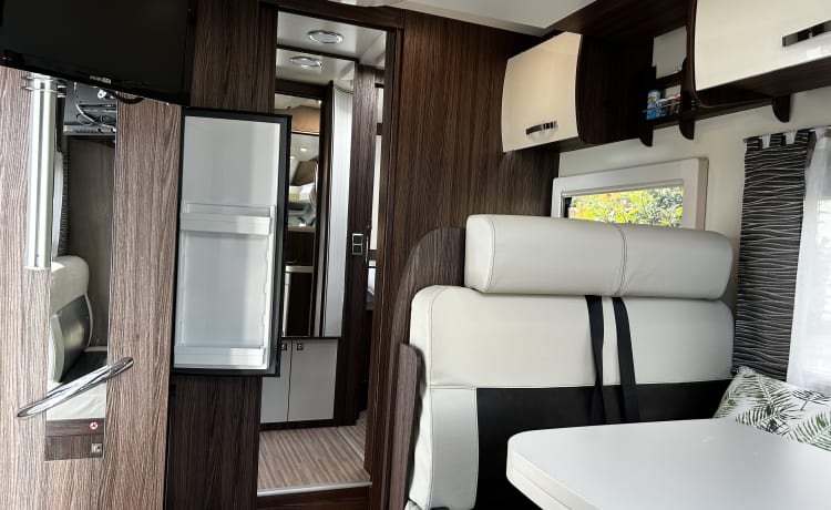 Motorhome for 4 people Air conditioning, heating, TV, luggage rack