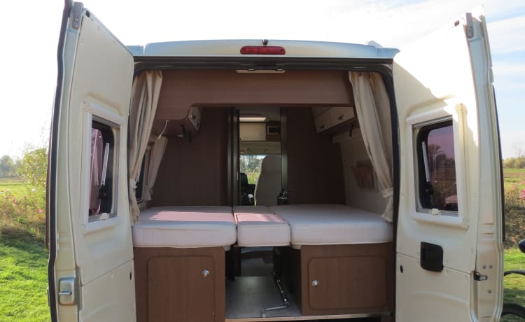 Rolmaatje – Beautiful Roller Team Livingstone bus camper (2.5p) for rent