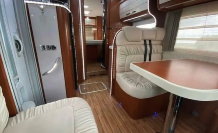 Beautiful camper with the most ideal layout, park your car inside for free