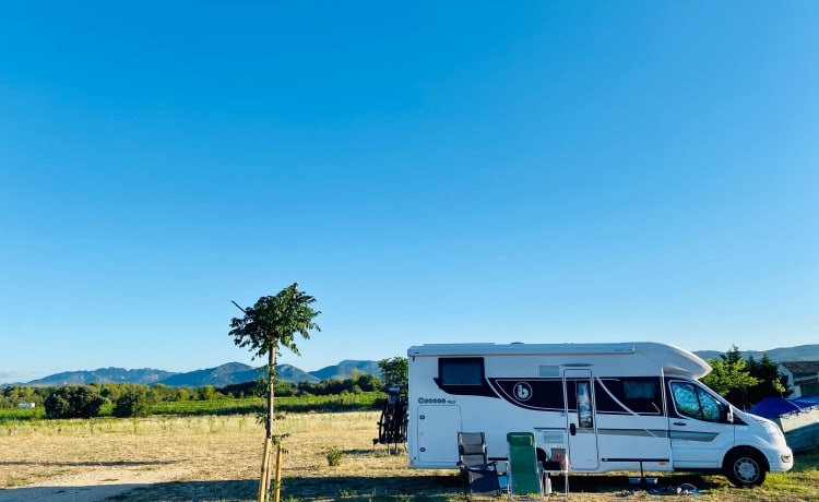 Geräumiger Camper aus dem Jahr 2021, ideal für eine Familie oder ein Paar