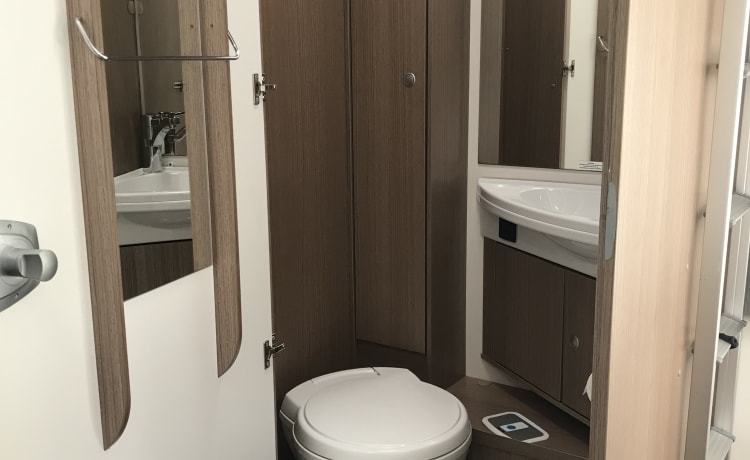 Modern luxury semi-intergraal Camper 4 persons