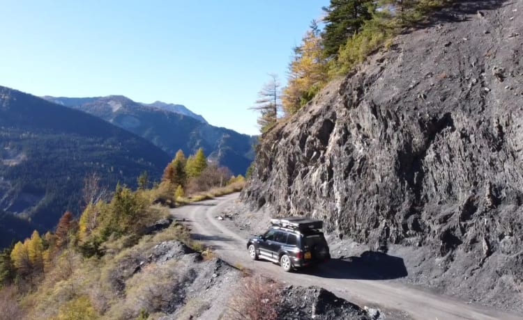 4x4 Mitsubishi Pajero con grande tenda sul tetto