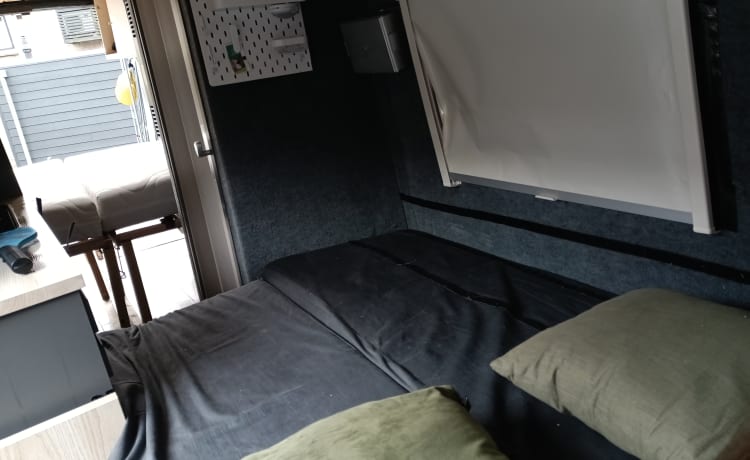 Pino – 4 person Iveco Daily 35 bus camper with length beds and tow bar 