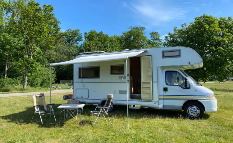 Super spacious, fresh and cozy 5 p alcove camper