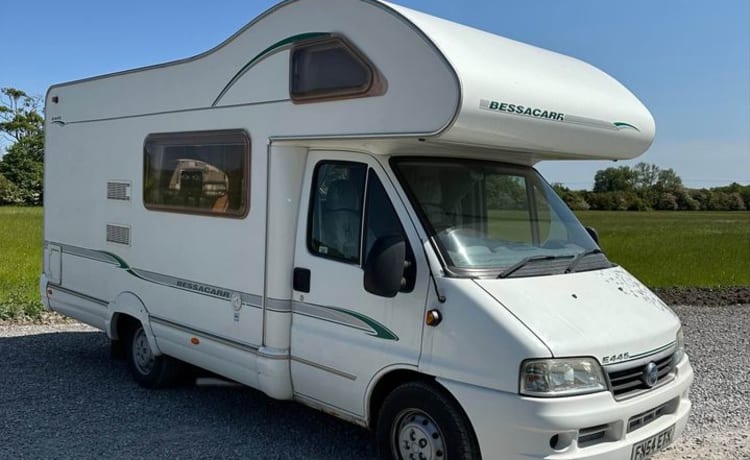 Avventure con Bessie: un camper a 4 posti letto confortevole e ben attrezzato