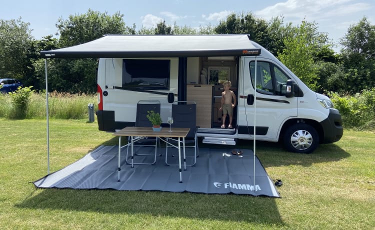 De camperbus  – New, luxurious, fully equipped camper with solar panel