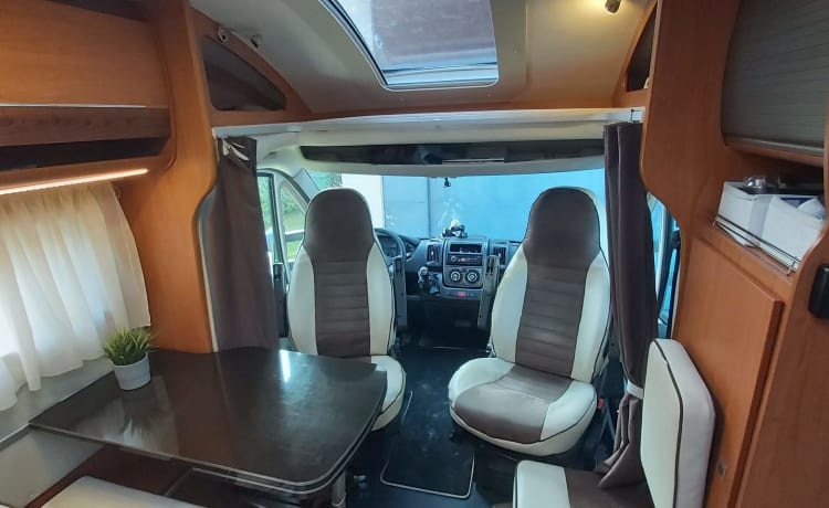 Very neat 6m camper for 3 people. Compact yet spacious!