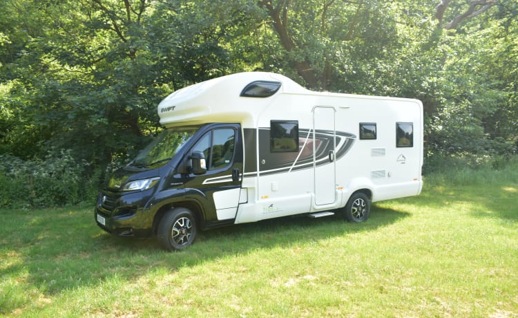 Swift 486 – Camper Swift 486, camper da 6 posti letto con portabiciclette