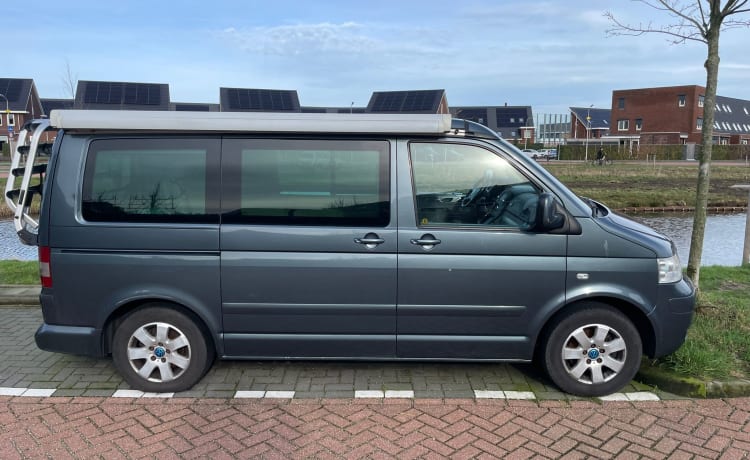 4p Volkswagen Wohnmobil aus dem Jahr 2005