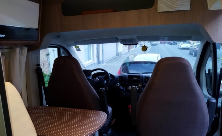 prestige – 3p McLouis bus uit 2018