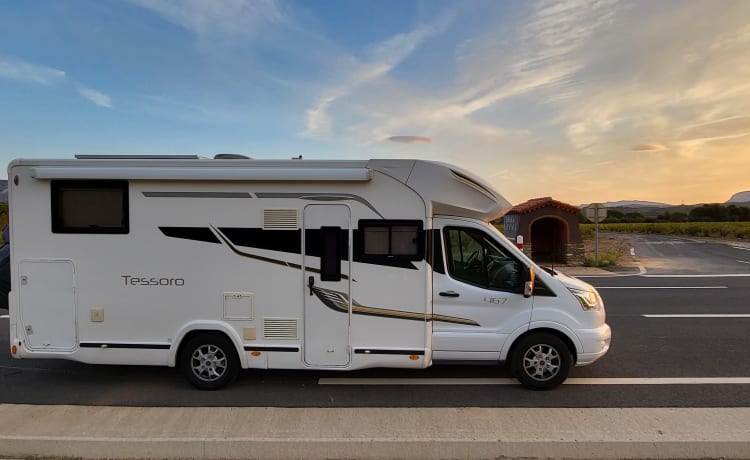 Modern and luxurious semi-integrated camper 4 pers