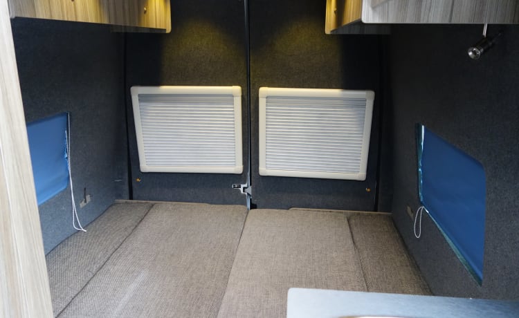 Ford Transit – 2-persoons Camper met Douche, Keuken, Toilet en TV