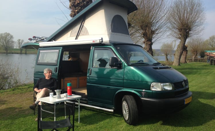 Zeer handige en  gezellige camperbus voor 4 personen.        