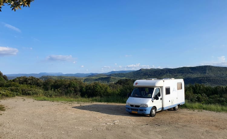 Camping-car familial compact. Hors réseau. Lit bébé et porte-vélo en option.