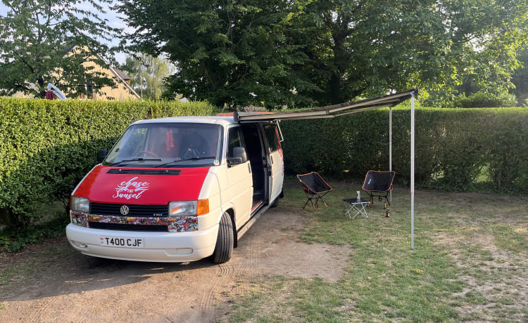 Chase the sunset – Volkswagen-Bus mit 3 Schlafplätzen aus dem Jahr 2000