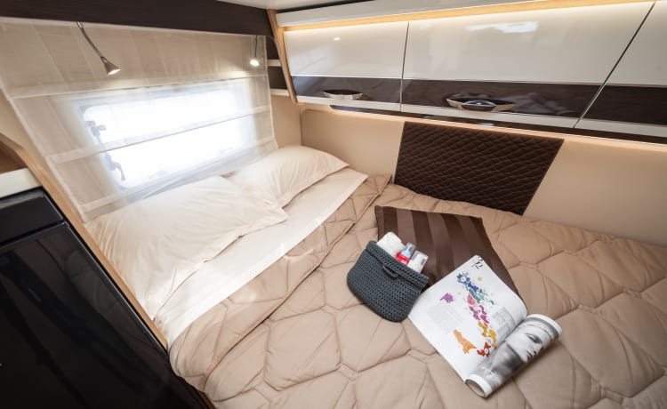 Queen Louise 2 – Nieuwe luxe 6-persoons alkoofcamper