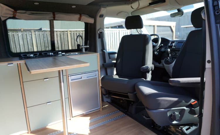 Hendrik – 4p Volkswagen Camper Bus uit 2017