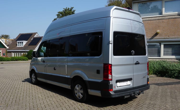 zeer stijlvolle en zeer nette VW Crafter Grand California uit 2020. Een bus camper met karakter, een ingenieuze indeling met comfort en een zeer nette grijs metallic kleur met stuurwielbediening en rondom parkeerhulp (sensoren). De VW Crafter Grand California heeft een 2.0 TDI motor met 177 PK. De Sandy B interieur Style bekleding en pilote stoelen geeft alle zitcomfort die past bij deze zeer doordacht als geriefelijk en comfortabele nette Bus camper.  De stijlvolle uitgeruste keukencenter heeft voldoende opbergmogelijkheden en is onder andere uitgerust met een 2-pits gasconform, Absorptie-koelkast, spoelbakafdekking. De bus is daarnaast voorzien van extra getinte ramen achter, elektrisch verstel- en verwarmbare buitenspiegels en een touchscreen centrale bedieningsunit.  De VW Crafter Grand California is verder onder meer uitgerust met:  Comfortline pakket van VW l Isofix l Cruise control incl. snelheidsbegrenzer l Start-stopsysteem met terugwinning l Centrale deurvergrendeling l Electrische ramen en spiegels l Trekhaak l Huishoudaccu l Cassette luifel l Standkachel  l Rondom parkeersensoren l Xenon koplampen met LED dagrijverlichting l Multifunctioneel lederen stuur l VW Multimediasysteem l Massasleutel hoofstroomschakelaar l Geïntegreerde blinderingen l Stoelen verwerkt in achterklep l    Chassis en Motor  De zuinig rijdende VW Crafter Grand California met een  2.0 TDI dieselmotor en 177 pk gecombineerd met een automatische versnellingsbak is zeer netjes en in goede staat. De camper is voorzien van nagenoeg nieuwe banden  – 3p Volkswagen bus uit 2020