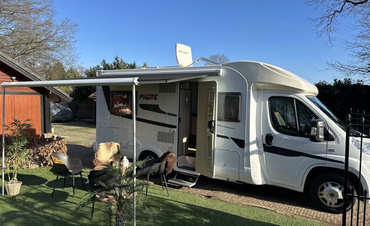 Piloot – Pilote camper - a big people camper! fully furnished!