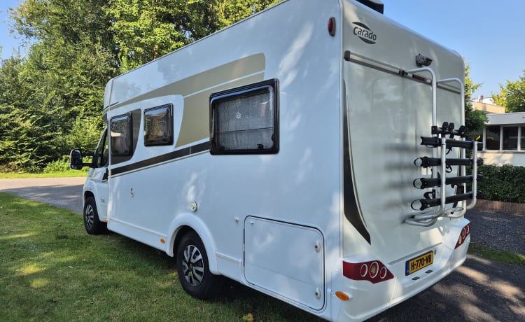 Hotel on Wheels – Carado T348 automaat 4 pers. Airco Hefbed Off grid